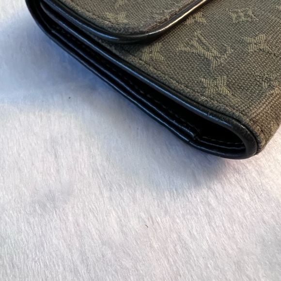 Louis Vuitton Monogram Snap Closure Wallet. Color Green, good condition. - Picture 6 of 10